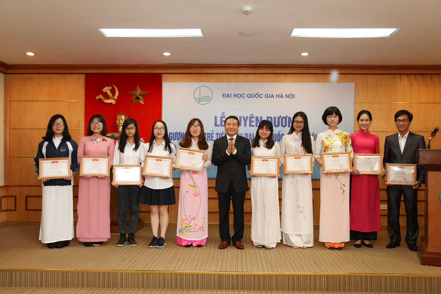 VNU-Guong mat tre tieu bieu Khoa Quantri va Kinhdoanh HSB 1