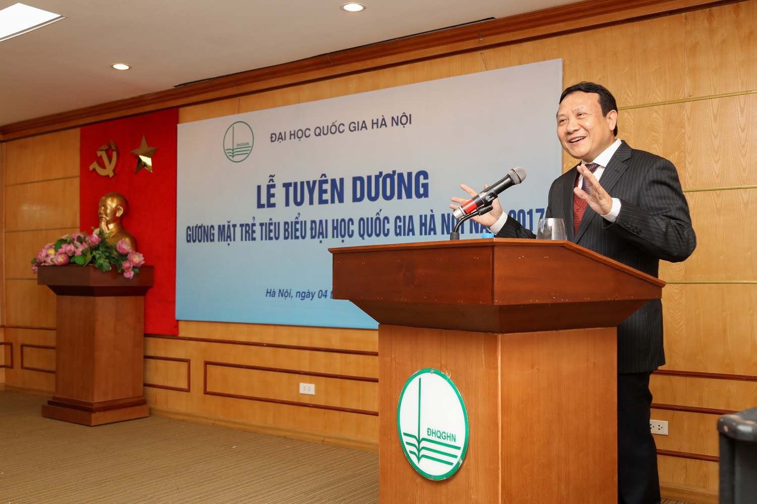 VNU-Guong mat tre tieu bieu Khoa Quantri va Kinhdoanh HSB 2