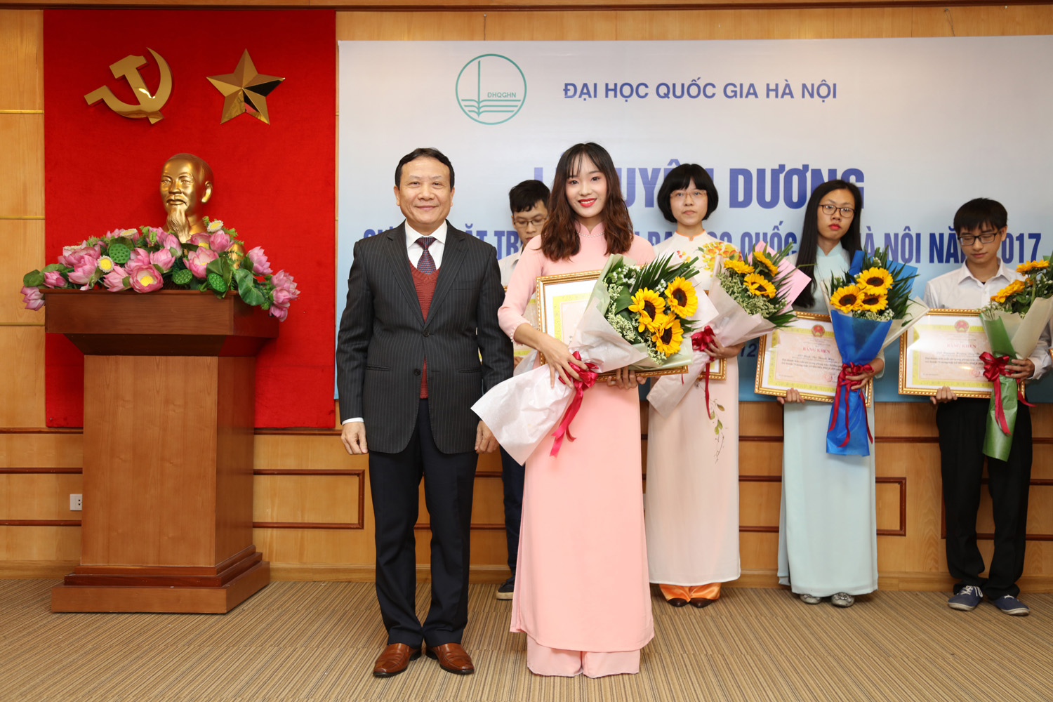 VNU-Guong mat tre tieu bieu Khoa Quantri va Kinhdoanh HSB 3